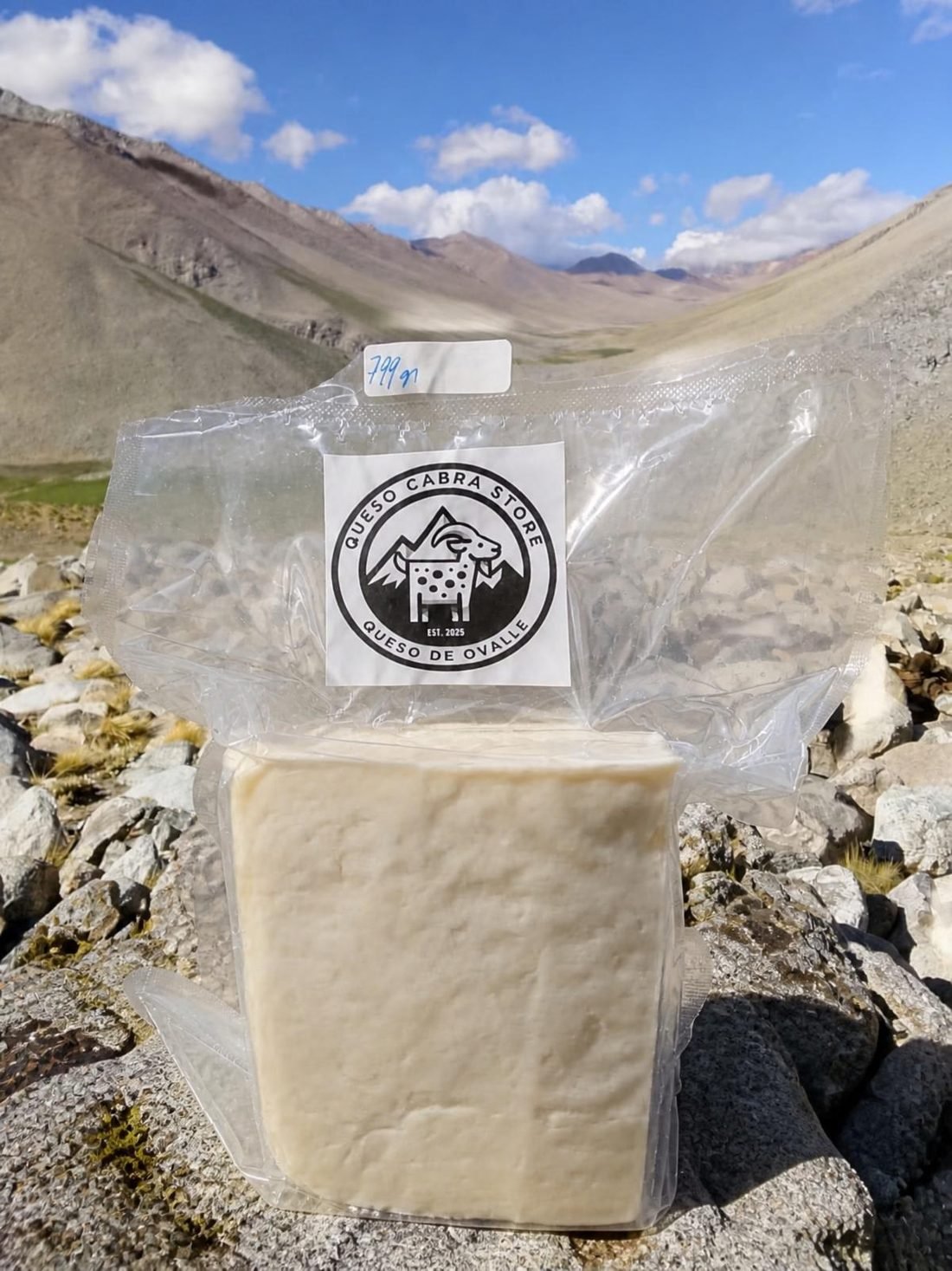 Pieza de queso de cabra artesanal al vac铆o con su peso anotado a mano